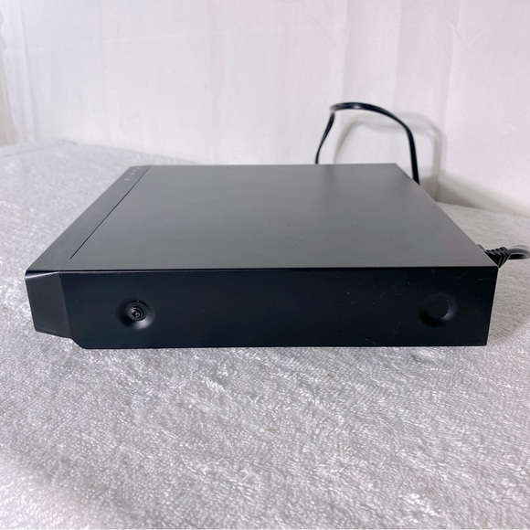 Vintage Fluid Black DVD Player with Remote Control - Picture 8 of 16